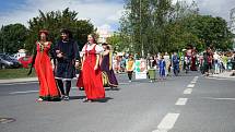 Druhý den Husitských slavností nabídl největší taháky, mezi které se rozhodně zařadil tradiční kostýmový průvod, bitva pod vrchem Vysoká, nebo vystoupení Adama Mišíka.