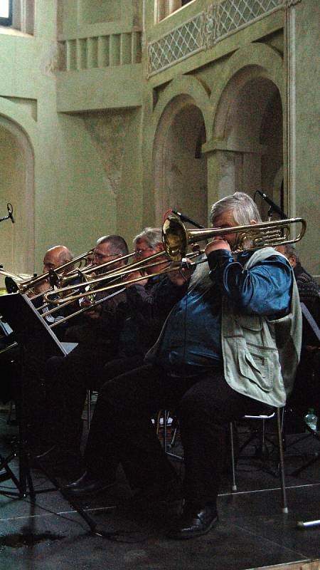 Letní hudební festival Dveře jízdárny dokořán odstartoval zahajovacím koncertem. Vystoupil Laďa Kerndl 