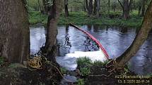 Hasiči likvidovali na řece Mži v Tachově olejovou skvrnu.