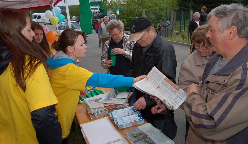 Stovky lidí se přišly podívat, jak se nakládá s odpadem