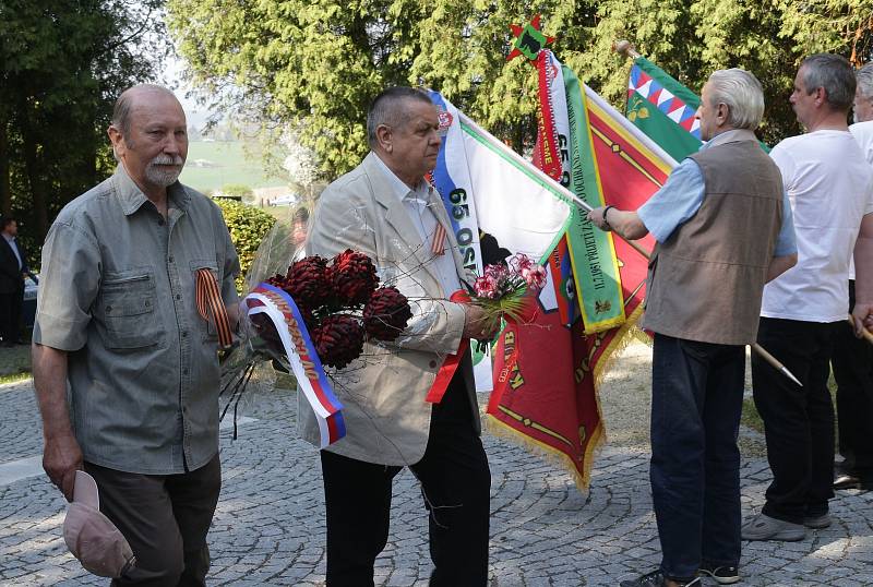 Uctili památku obětí fašismu pohřbených na Pístově