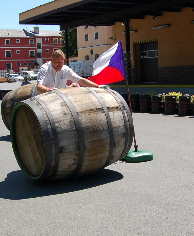 20. Mistrovství světa v koulení pivních sudů bylo zajímavé až do poslední chvíle. Domácím nakonec vítězství těsně uniklo.