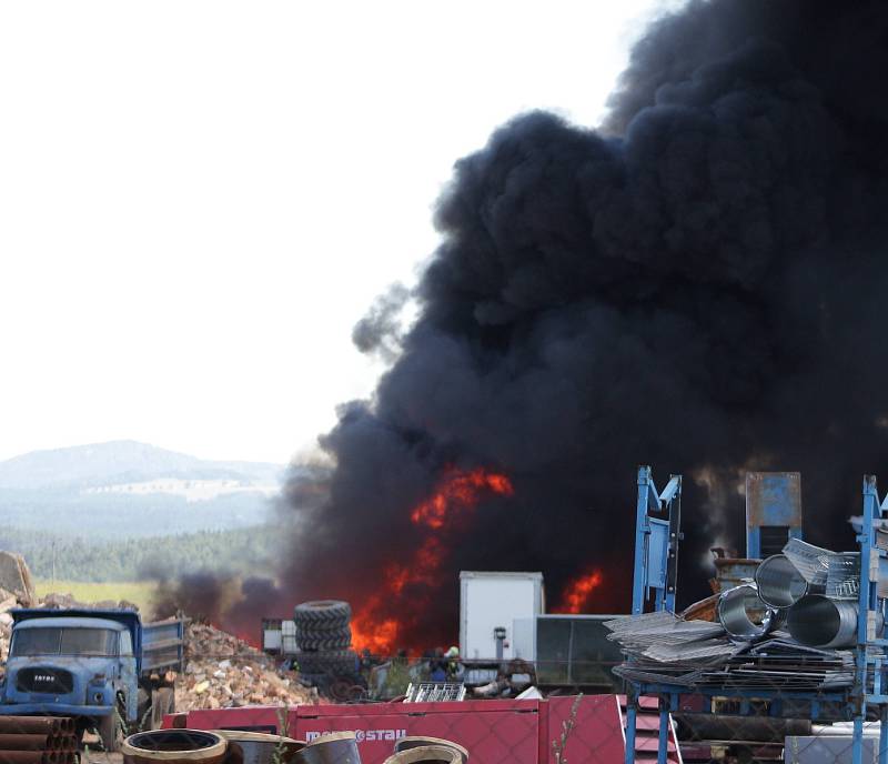 Během pondělního odpoledne došlo nad Tachovem v prostorách jedné z firem k požáru