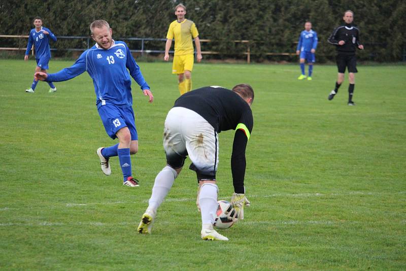 Tatran Chodov (ve žlutém) - TJ Chodský Újezd (v modrém) 2:2 (2:0), PK 3:4.