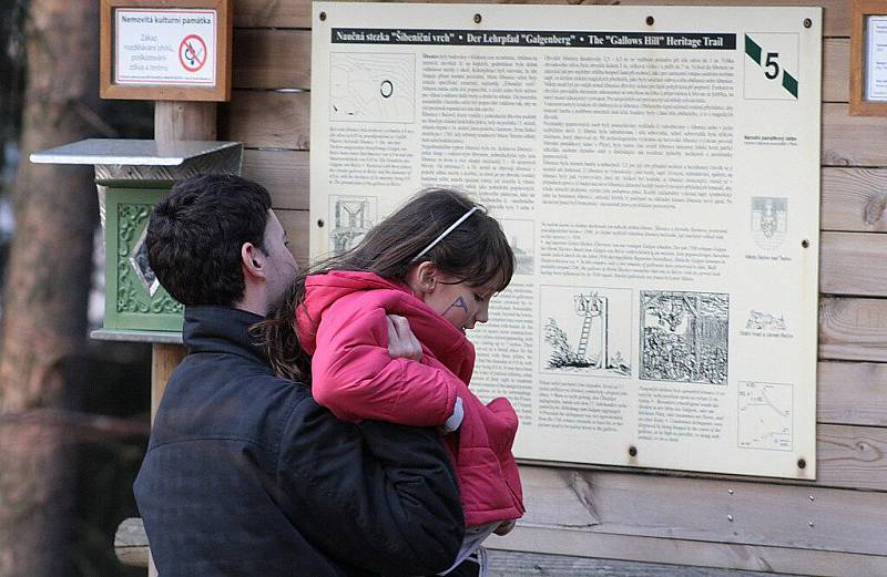 Na Oblastním studijním středisku v Bečově nad Teplou se připravují mladí zdravotníci na soutěže a zdokonalují se ve schopnostech pomoci druhým lidem v nouzi.