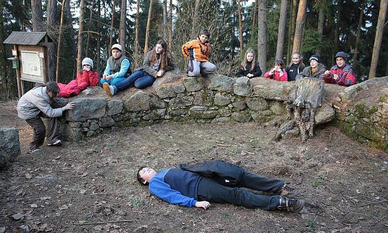 Na Oblastním studijním středisku v Bečově nad Teplou se připravují mladí zdravotníci na soutěže a zdokonalují se ve schopnostech pomoci druhým lidem v nouzi.