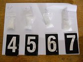 Čtyři ze sedmi balíčků pervitinu, které našli celníci v Rozvadově při kontrole posádky německého vozidla.