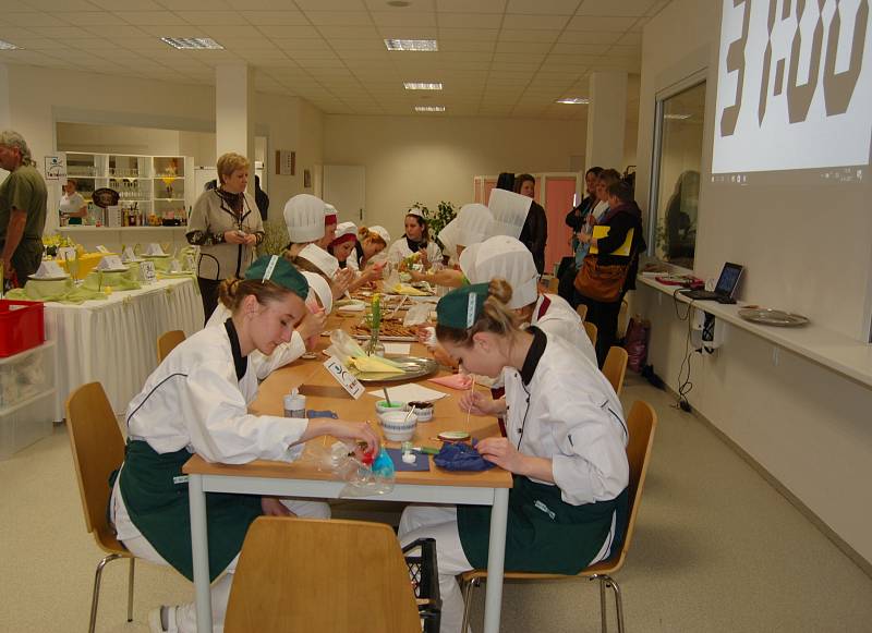 Soutěž o zdobené perníčků a prostření slavnostní tabule se konala v Plané a organizovala ji Střední škola živnostenská. Soutěžilo šest dvoučlenných týmů z různých odborných škol Plzeňského a Karlovarského kraje. Soutěže se zúčastnila také partnerská škola