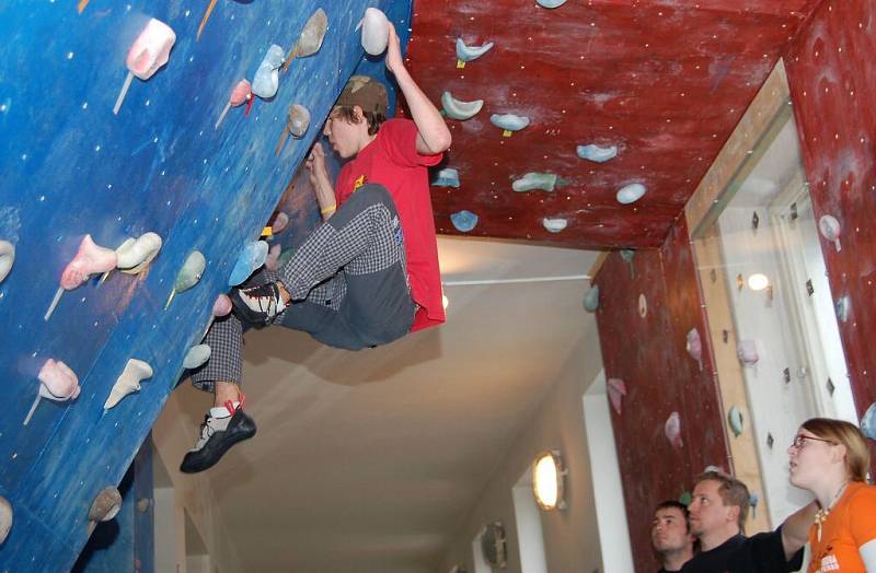 Maglajz boulder cup. V Kladrubské Základní škole se uskutečnil 3. ročník lezení na umělé stěně.