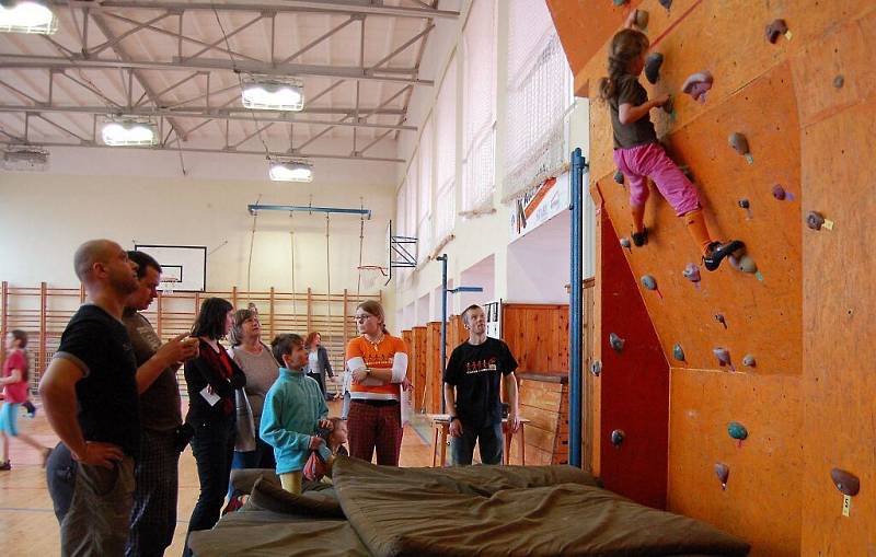 Maglajz boulder cup. V Kladrubské Základní škole se uskutečnil 3. ročník lezení na umělé stěně.