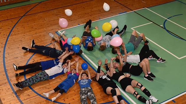 Nocování v tělocvičně si užili mladí sportovci z volejbalového kroužku v Kladrubech.