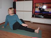 MONIKA MICHLOVÁ využívá jeden ze svých oblíbených sportů, kterým je jóga, přímo si ji úžívá. 
