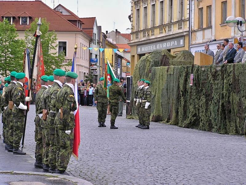 Archivní snímky z posledního vystoupení výcvikového střediska ve Stříbře před jeho ukončením. Akce se konala 11.6.2005 při stříbrských slavnostech. í.