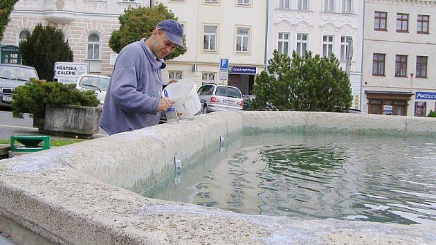 Jiří Földeši opravoval drobné defekty na kašně na tachovském náměstí. 