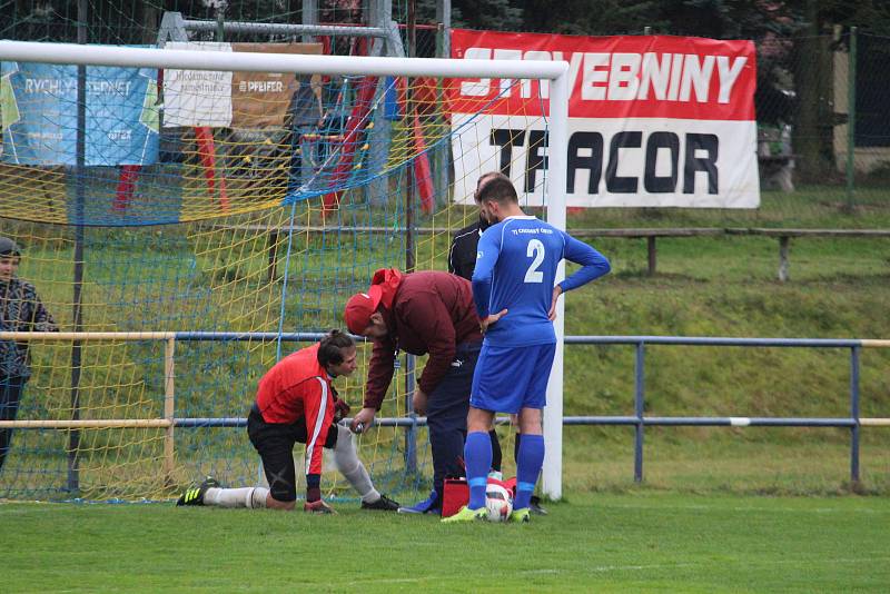 Tatran Chodov (ve žlutém) - TJ Chodský Újezd (v modrém) 2:2 (2:0), PK 3:4.