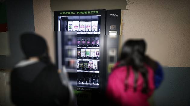 Děti si v Tachově mohou koupit kratom v automatu, město ho chce nechat odstranit