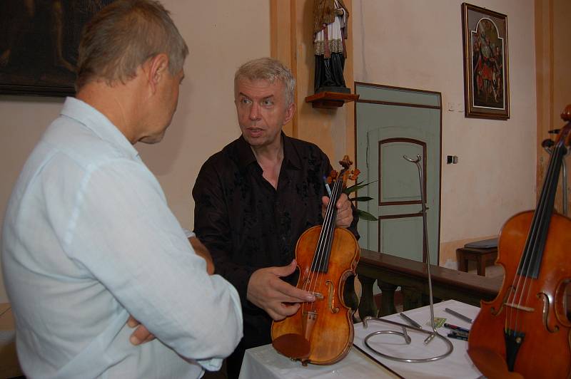 V průběhu koncertu známý houslista Jaroslav Svěcený posluchačům představil patery vzácné housle, ty nejstarší z roku 1848.