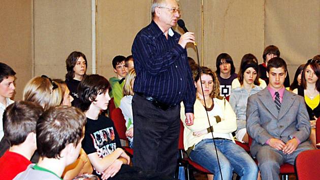 Tachovský starosta Ladislav Macák odpovídal an otázky stovce studentů a žáků tachovských škol.