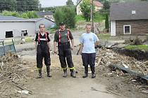 POMÁHALI V CHRASTAVĚ. Jiří Duspiva ml. (vpravo) spolu s Jiří Cirmanem a Jiřím Duspivou st. jsou členové Sboru dobrovolných hasičů ve Studánce a ochotně nabídli svojí pomoc. 
