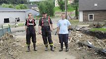 POMÁHALI V CHRASTAVĚ. Jiří Duspiva ml. (vpravo) spolu s Jiří Cirmanem a Jiřím Duspivou st. jsou členové Sboru dobrovolných hasičů ve Studánce a ochotně nabídli svojí pomoc. 