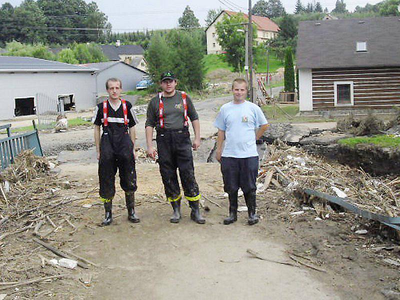 POMÁHALI V CHRASTAVĚ. Jiří Duspiva ml. (vpravo) spolu s Jiří Cirmanem a Jiřím Duspivou st. jsou členové Sboru dobrovolných hasičů ve Studánce a ochotně nabídli svojí pomoc. 