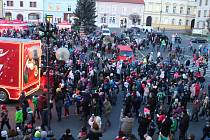 Kamion výrobce nealkoholických nápojů obléhaly děti v doprovodu dospělých ve středu v podvečer na náměstí v Tachově. Otevřený návěs posloužil jako pódium, na kterém trůnil Santa Claus a moderátor organizoval různé soutěže. Výtěžek z akce jde na podporu ta