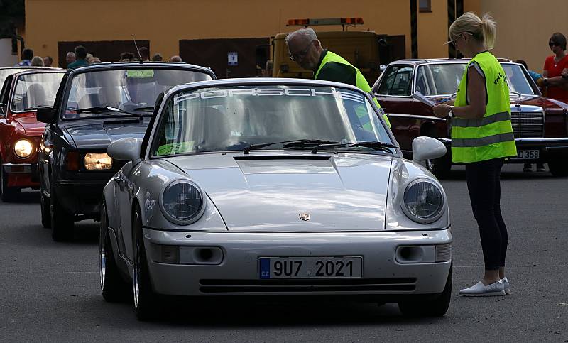 Ze západních Čech i dalších míst se do Chodové Plané v sobotu sjeli majitelé se svými stařičkými automobilovými veterány.