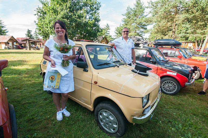 V rekreačním středisku Sycherák se sešli majitelé vozů Fiat 126 a uspořádali svým přátelům svatbu. Následovala spanilá jízda a soutěže zdatnosti v řízení.