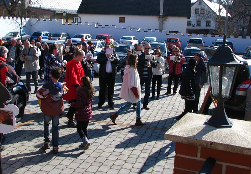 Veselý průvod masek prošel Chodovou Planou