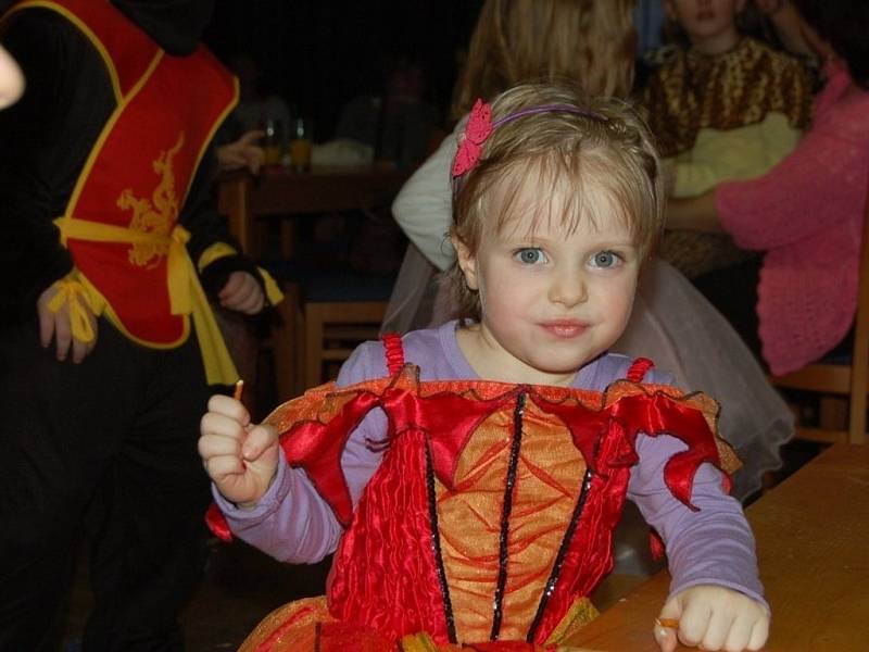 Kladrubský kulturní dům byl v sobotu odpoledne obsazen maskami.