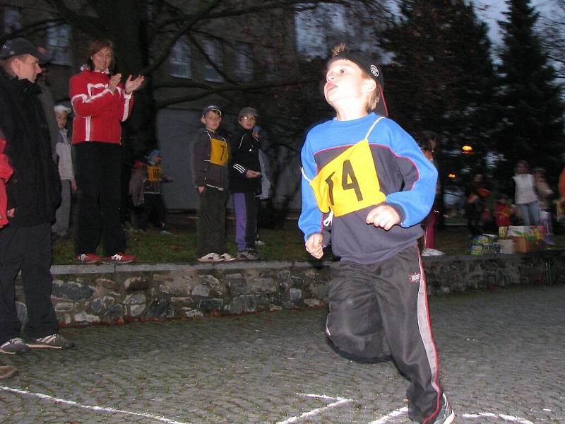 Večerní běh Tachovem. Vítěz v kategorii nejmladších žáků  Matěj Mrázek z Tachova 