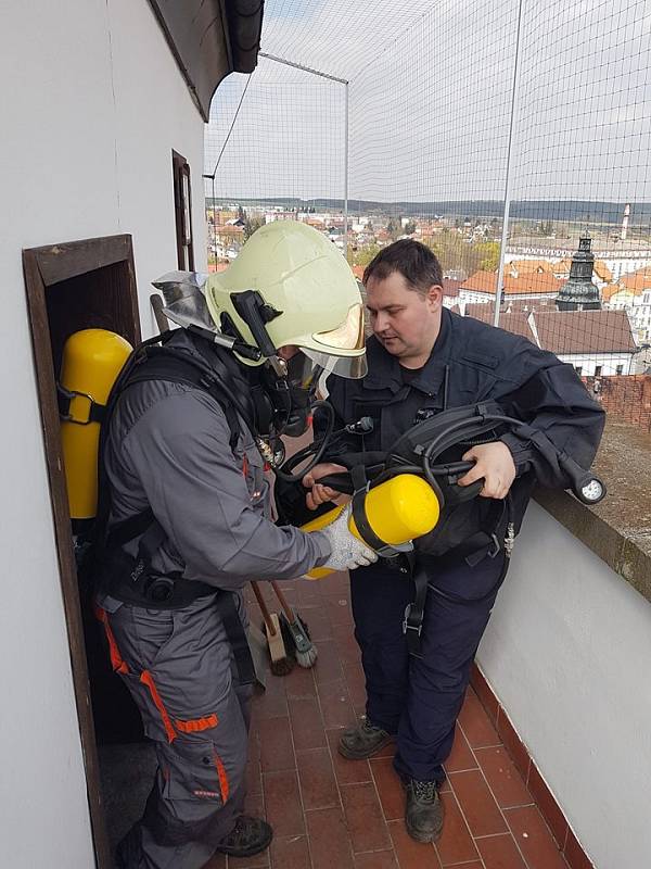 Stříbrští dobrovolní hasiči pomohli s úklidem kostelní věže.