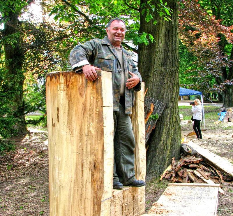 Třetí den sochařského sympozia v Chodové Plané.