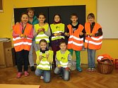 ŽÁCI ZE 4.B Základní školy Hornická Tachov, kteří se ve čtvrtek zúčastnili dopravně bezpečnostní akce před školou, kde řidičům rozdávali citrony a jablka. 