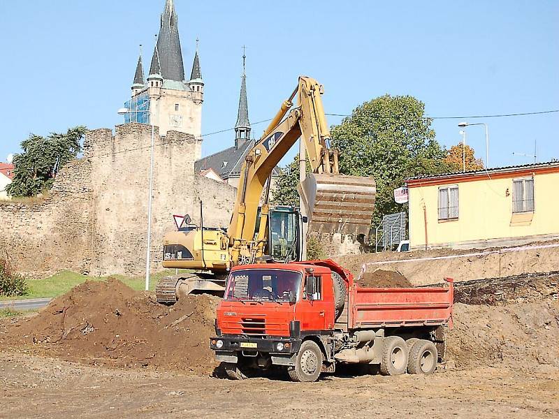 V Tachově u kulatého objezdu pod Panenskou započala stavební činnost na pozemcích, kde by měl stát nový dům služeb. 