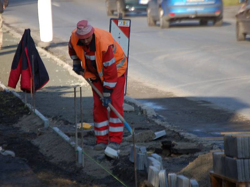 Rekonstrukce a stavba nového chodníku v ulici Plzeňská je v plném proudu.