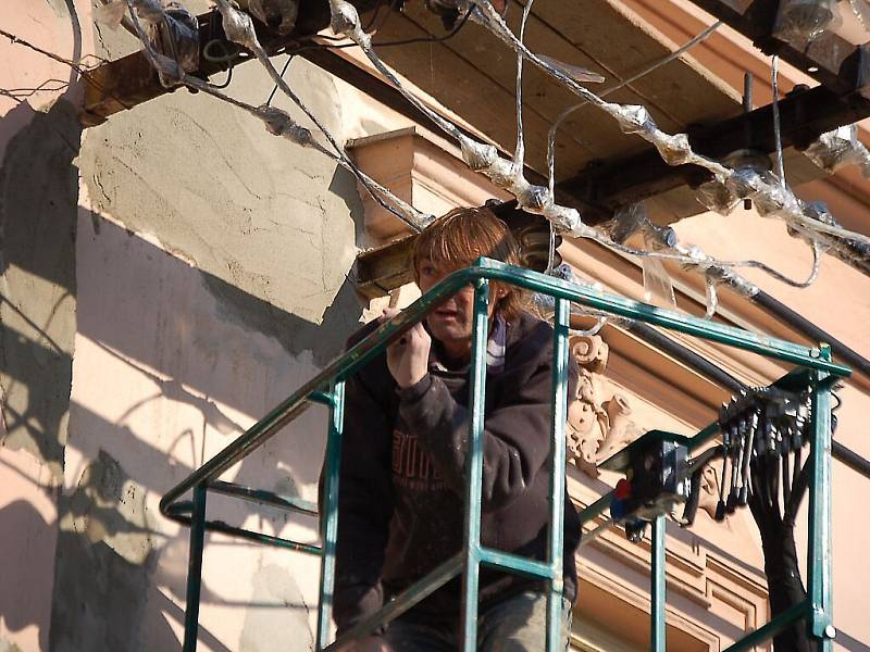 Redakční objektiv zachytil dva pracovníky na obnově fasády rohového domu u křižovatky ulic Krátká a Americká.