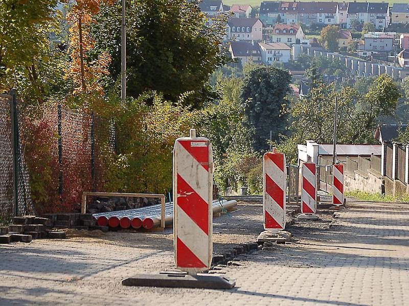 Byť jsme v pátek nikoho na stavbě nezachytili a pracovní ruch zde utichl, rekonstrukce plynového řadu v ulicích Petra Jilemnického a Pošumavské by měla být hotova do 15. listopadu. 