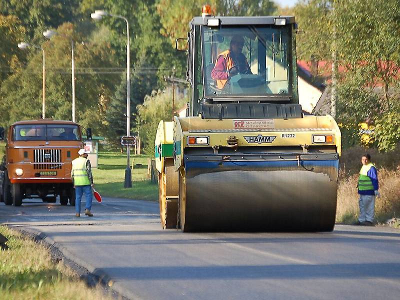 Od pátku 26. září má silnice z Vítkova v úseku jednoho kilometru směrem na Planou nový živičný povrch.