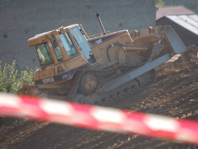 V Tachově u kulatého objezdu pod Panenskou započala stavební činnost na pozemcích, kde by měl stát nový dům služeb. 