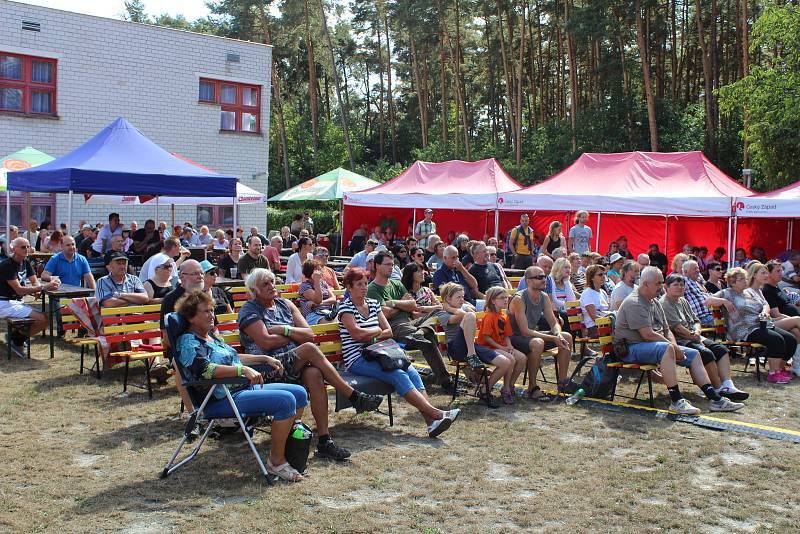 O úvodní koncert se postaral Oskar Petr s kapelou.