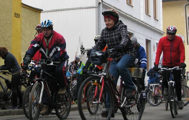 Kolaři a koloběžci vyrazili na Silvestra kolem přehrady