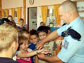 Sotva policista František Krýsl (na snímku) vytáhl pouta, okamžitě se ocitl v obložení dětí. Všechny byly nadšené, když jim náramky sevřely zápěstí.