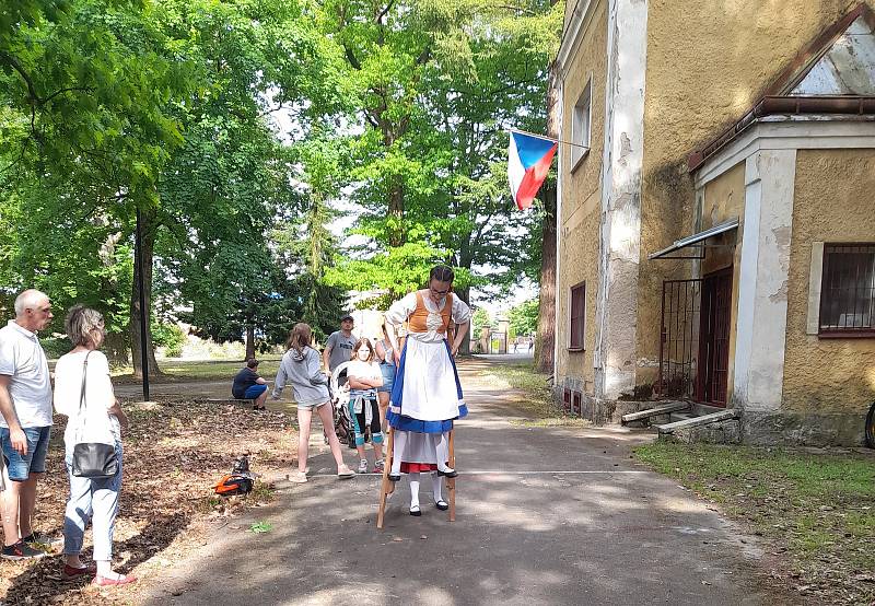 Nádvoří zámku ožilo zahradní slavností pro děti i dospělé.