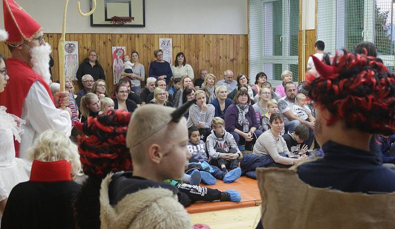 Nazdobili školu a zahráli Čertovskou pohádku