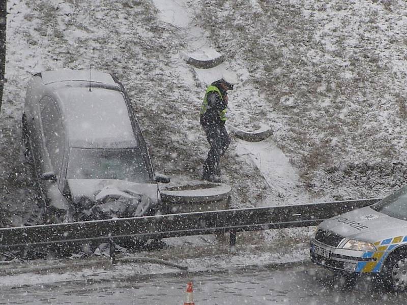 Nehoda na dálnici D5 ve směru na Rozvadov u sjezdu na Kladruby