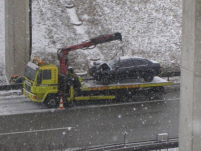 Nehoda na dálnici D5 ve směru na Rozvadov u sjezdu na Kladruby