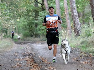 Běžec Jan Danko se svým psem Kimíkem byl druhý na mistrovství ČR v canicrossu. 