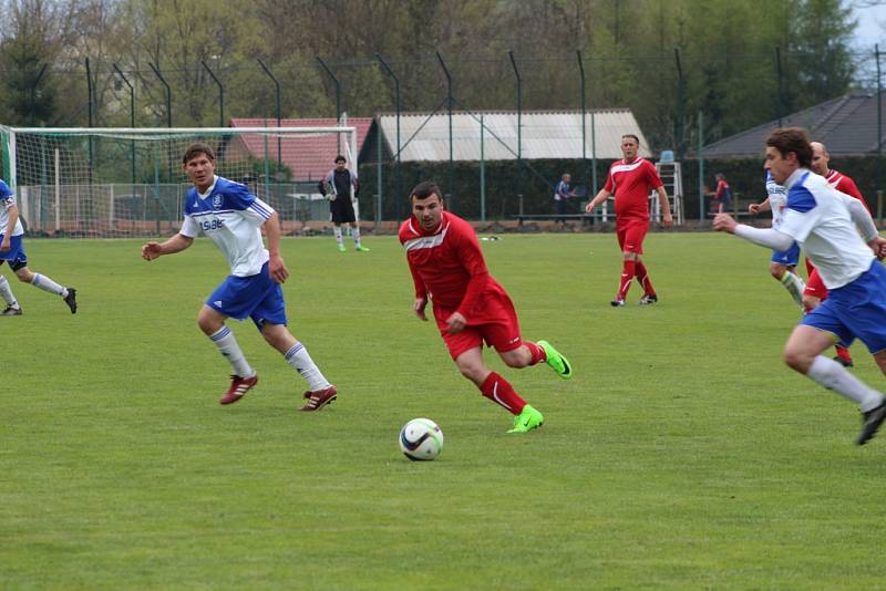 V derby mezi Chodovou Planou (v červeném) a Částkovem padlo devět gólů. Z vítězství se radovali domácí, kteří vyhráli 6:3.