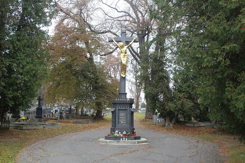 Předdušičková sobota na hřbitovech ve Svojšíně, v Lukové u Manětína a v Domažlicích.